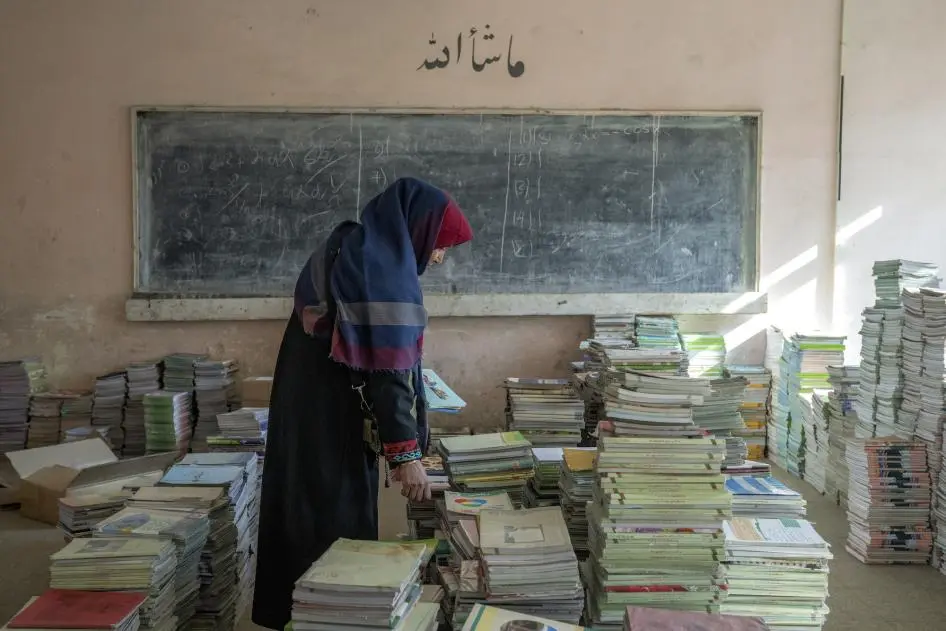 په کابل پوهنتون کې د ښځو له خوا د لیکل سوو کتابونو د تدریس منع کېدل