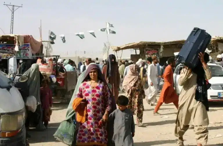 اخراج نزدیک به ۹۰۰ مهاجر افغانستانی در یک روز از پاکستان