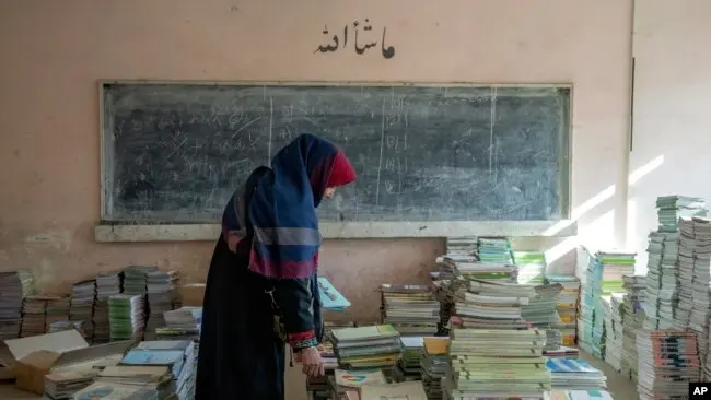 یونیسف: افغانستان د ۲۵ زرو ښځينه ښوونکو او روغتيايي کارکوونکو له کمښت سره مخ دی