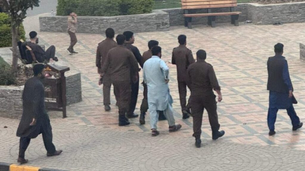 ۱۴ مهاجر افغان در پاکستان به اتهام مدارک جعلی بازداشت شدند