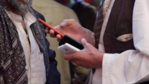 بازرسی جنجالی تلفن‌های همراه مهاجرین توسط استخبارات طالبان
