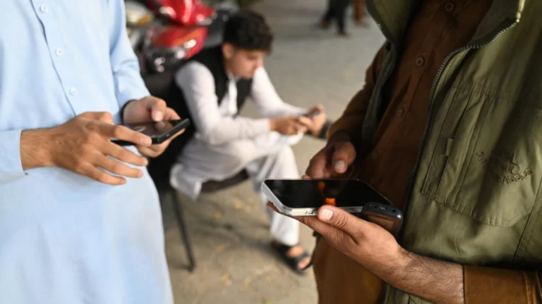 طالبانو په بلخ کې د ځیرک ټېلېفونونو کارول هم منع کړل