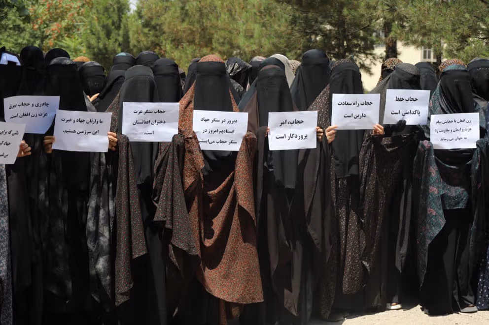 زنان حامی طالبان از سیاست پوشش اجباری حمایت کردند