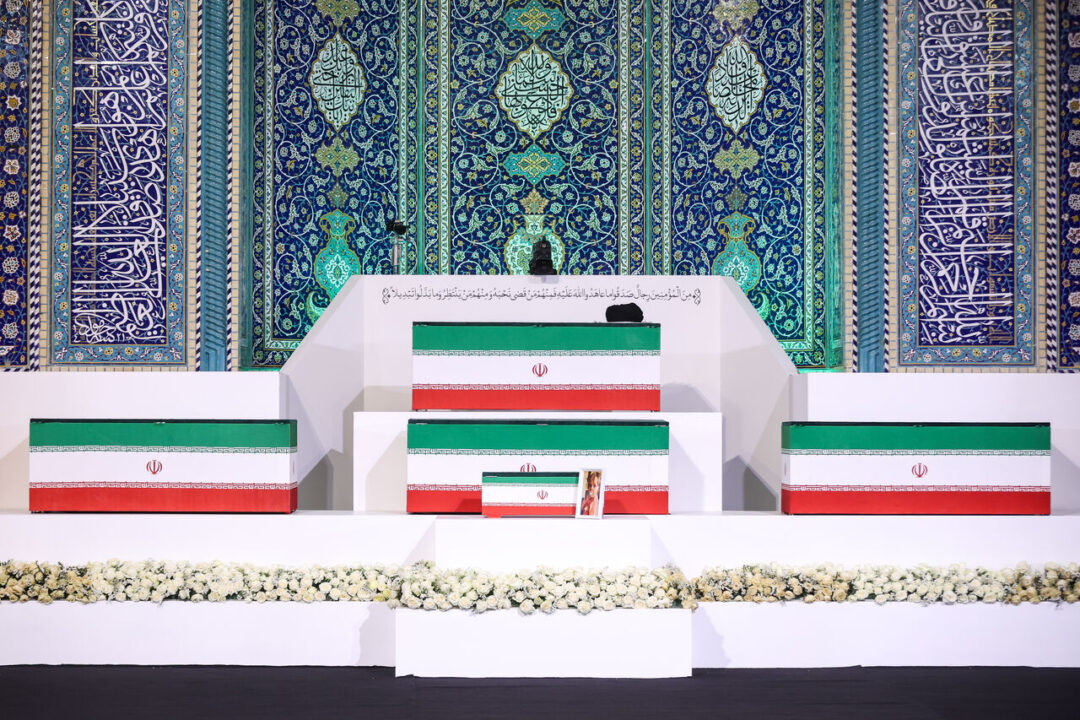 ادای احترام هیاتهای بینالمللی به پیکر رهبر شهید انقلاب ایران