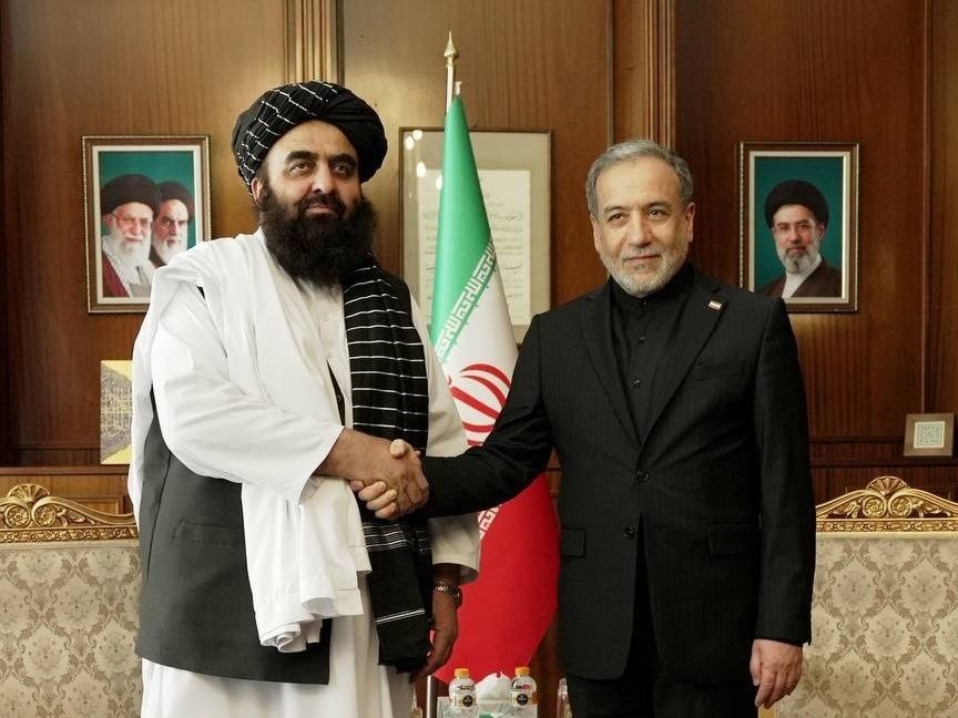 متقی و عراقچی بر توسعه روابط کابل و تهران تأکید کردند