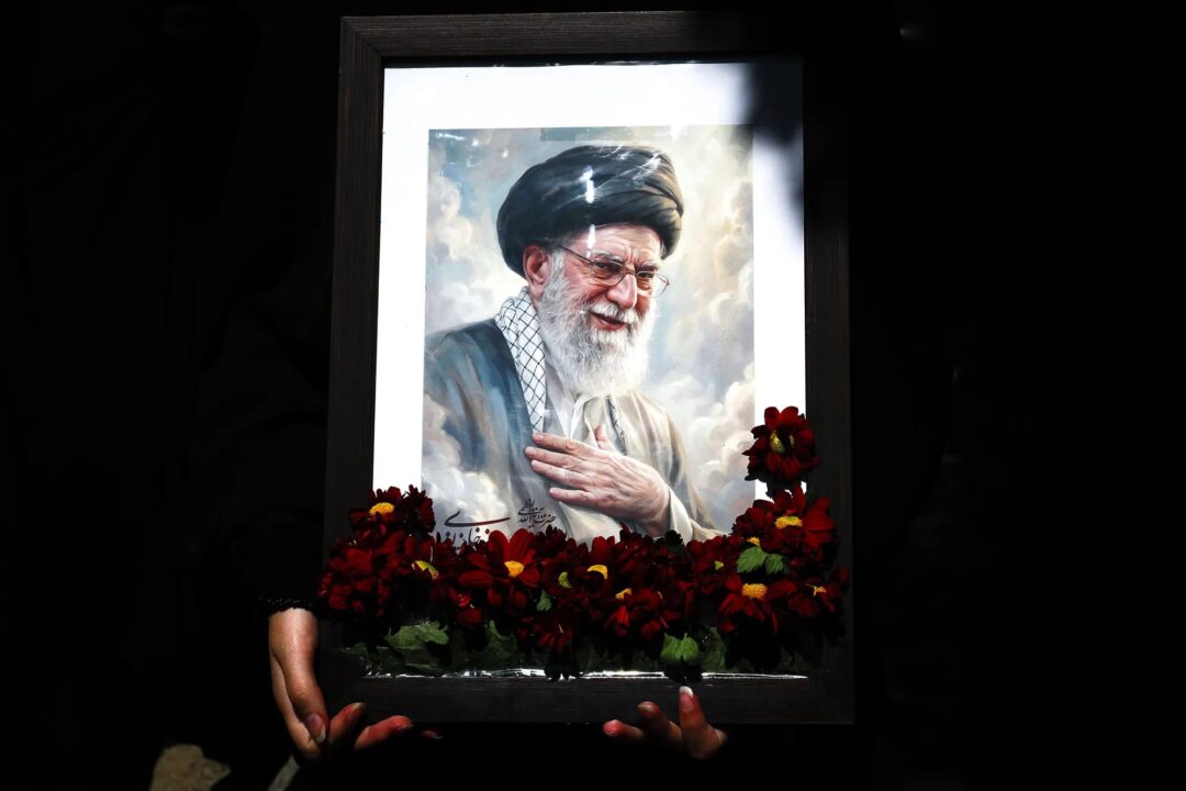 پیکر قائد شهید حضرت آیت الله امام سید علی خامنه‌ای ساعتی قبل وارد قم شد