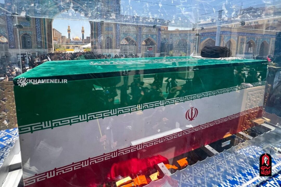 اقامه نماز بر پیکر مطهر قائد شهید امت توسط آیت‌الله حکیم در حرم مطهر امیرالمؤمنین (ع)