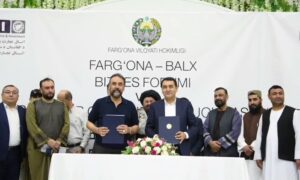 حاجی عبدالخالق نورزی، از بزرگان قومی نیمروز، در حمله افراد مسلح کشته شد. گزارش//////// منابع محلی در ولایت نیمروز می‌گویند حاجی عبدالخالق نورزی، از بزرگان قومی این ولایت، در حمله افراد مسلح ناشناس در شهر زرنج کشته شده است. به گفته منابع، این حمله روز دوشنبه رخ داده و در نتیجه آن، حاجی عبدالخالق نورزی و برادرزاده‌اش جان باختند. همچنین پسر او که در این حمله زخمی شده بود، صبح روز سه‌شنبه بر اثر شدت جراحات وارده درگذشت. فرماندهی امنیه طالبان در نیمروز نیز کشته شدن حاجی عبدالخالق نورزی و برادرزاده‌اش را تأیید کرده است. منابع محلی می‌گویند حاجی عبدالخالق نورزی با شماری از افراد اختلافات شخصی و قبیله‌ای داشته و احتمال می‌رود این حمله با انگیزه انتقام‌جویی انجام شده باشد. با این حال، تاکنون هیچ فرد یا گروهی مسئولیت این حمله را بر عهده نگرفته است. این رویداد در حالی رخ می‌دهد که در هفته‌های اخیر چندین چهره بانفوذ محلی و بزرگان قومی در غرب افغانستان هدف حملات مرگبار قرار گرفته‌اند. در تازه‌ترین موارد، افراد مسلح روز ۳۰ سرطان جمعه‌گل ساغری، از متنفذان محلی ولسوالی اوبه ولایت هرات، را به قتل رساندند. پنج روز پیش از آن نیز وکیل‌احمد فیضی، از چهره‌های قومی هرات و از نزدیکان محمداسماعیل‌خان، در شهر هرات هدف تیراندازی افراد موتورسوار قرار گرفت و جان باخت. تداوم این حملات، نگرانی‌ها درباره افزایش ناامنی و گسترش ترورهای هدفمند در مناطق غربی افغانستان را افزایش داده است.