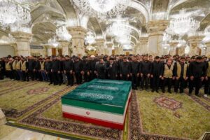 اقامه نماز بر پیکر مطهر قائد شهید امت در حرم مطهر حضرت علی(ع) در نجف