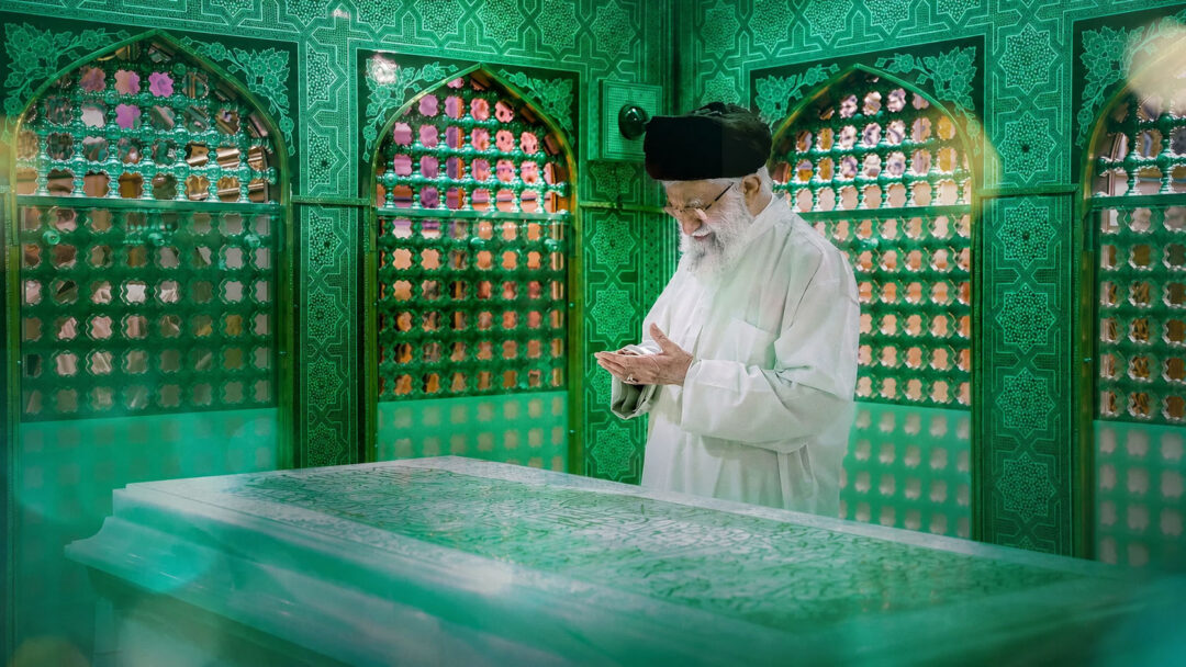پایان یک وداع تاریخی؛ پیکر قائد شهید امت در حرم امام رضا(ع) آرام گرفت