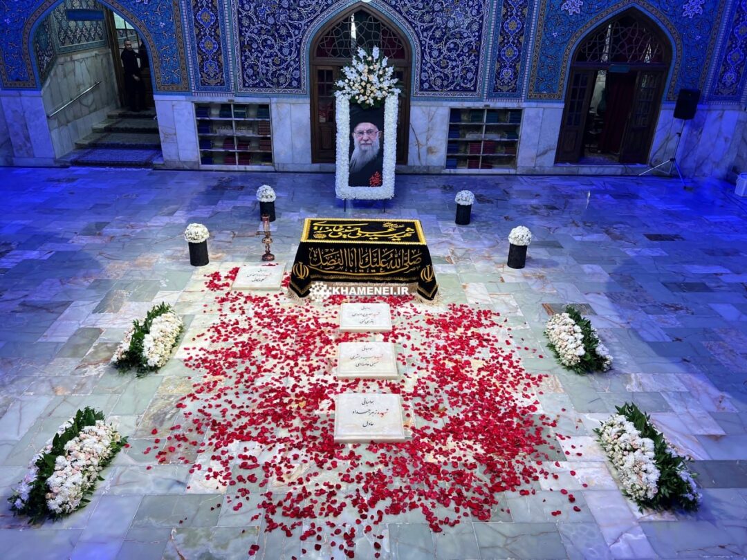 تصویر مرقد مطهر قائد امت در حرم امام رضا (ع)