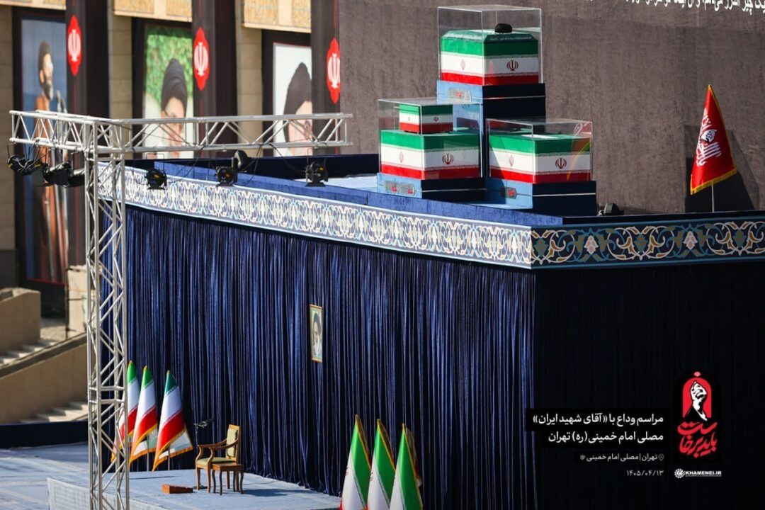 پیکر مطهر قائد شهید امت در دومین روز از مراسم وداع در جایگاه قرار گرفت