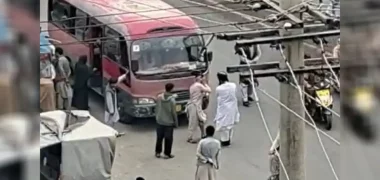 سیلی زدن مامور امر به معروف طالبان به راننده‌ یک بَس به بخاطر پوشش مسافران زن