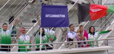 کاروان ورزشکاران افغانستان در مراسم افتتاحیه المپیک ٢٠٢٤ پاریس روی رودخانه «سن»