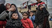 زنان فلسطینی در غزه هنگام دریافت کمک هدف گاز اشک‌آور قرار گرفتند
