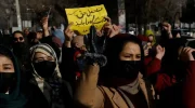 اعتراض دختران دانشجو افغانستان به فرمان منع آموزش در انستیتوت‌های پزشکی