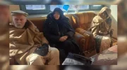 تصویب لایحه بهای خدمات به اتباع لایحه بهای خدمات ارائه شده به اتباع و مهاجرین خارجی برای سال ۱۴۰۴ به تصویب رسید. همزمان با سیصدمین جلسه شورای اسلامی شهر تهران، لایحه بهای خدمات ارائه شده به اتباع و مهاجرین خارجی برای سال ۱۴۰۴ با حداکثر آرای موافق به تصویب رسید. محمد آخوندی رئیس کمیسیون برنامه و بودجه شورای اسلامی شهر تهران در جریان بررسی لایحه بهای خدمات ارائه شده به اتباع و مهاجرین خارجی برای سال ۱۴۰۴ با بیان اینکه ۵۴ درصد افزایش نرخ در این زمینه پیش بینی شده است، اظهار کرد: بهای خدمات برای یک نفر ۷۲۵ هزار تومان، هر خانوار دونفره ۸۷۰ هزار تومان، هر خانوار سه نفره یک میلیون و ۱۵۰ هزار تومان، هر خانوار چهارنفره یک میلیون و ۱۶۰ هزار تومان، هر خانوار پنج نفره یک میلیون و ۳۰۵ هزار تومان و هر خانوار ۶ نفره یک میلیون و ۴۵۰ هزار تومان تعیین شده است. وی همچنین تصریح کرد: شهرداری تهران مکلف است بهای خدمات ارائه شده به اتباع و مهاجرین خارجی را به صورت سالیانه و به هنگام صدور یا تمدید کارت اقامت و پروانه اشتغال دریافت کرده و مبالغ وصول شده را در ردیف درآمدی تحت این عنوان منظور و به حساب درآمدهای عمومی شهرداری تهران واریز کند. آخوندی در ادامه یادآور شد: شهرداری تهران مجاز است ۵۰ درصد از درآمد را برای کمک به تأمین نیازهای موقت مهاجرین بر اساس تفاهم نامه فی‌مابین در اختیار مرکز امور اتباع و مهاجرین خارجی در اختیار استانداری تهران قرار دهد. وی افزود: نرخ وزارت کشور برای هر خانوار دونفره ۵۰۰ هزار تومان، هر خانوار سه نفره ۶۰۰ هزار تومان، هر خانوار چهارنفره ۷۰۰ هزار تومان، هر خانوار پنج نفره ۸۰۰ هزار تومان و هر خانوار ۶ نفره ۹۰۰ هزار تومان و برای خانوار ۶ نفره به بالا بیش از یک میلیون تومان تعیین شده است. پرویز سروری نایب رئیس شورای اسلامی شهر تهران اعلام کرد: با توجه به ابلاغ نرخ‌های وزارت کشور، پیشنهاد می‌شود که نرخ بهای خدمات به اتباع و مهاجرین خارجی با همان نرخ‌ها در شهرداری تهران نیز اعمال شود. گفتنی است لایحه بهای خدمات ارائه شده به اتباع و مهاجرین خارجی برای سال ۱۴۰۴ بر اساس نرخ بهای خدمات وزارت کشور تعیین و تصویب شد.