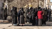 دانشجویان دختر فارغ التحصیل برای دریافت اسناد تحصیلی اجازه ورود به دانشگاه را نمی دهد
